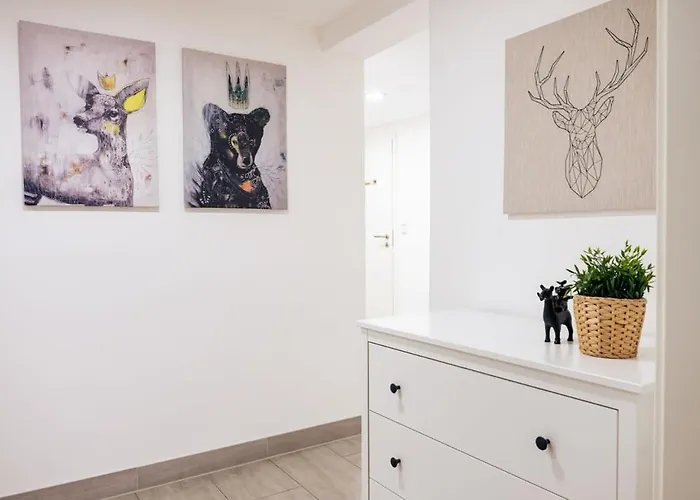 Altona - Three Bedrooms For Up To 10 *